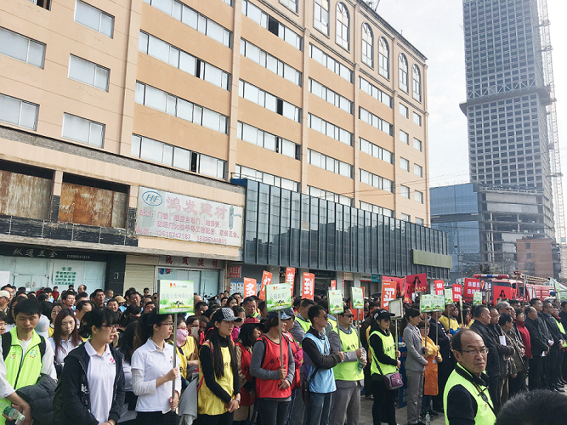 2017年3月5日，是我国第54个学雷锋纪念日。3月份的春天万物复苏，百花齐放。阳光透过淡薄的云层照耀着大地，它的万道金光愉快地普照着万物。春风拂面,是那么清柔,那么亲切,就像是雷锋的精神一直温暖着、鼓舞着我们!