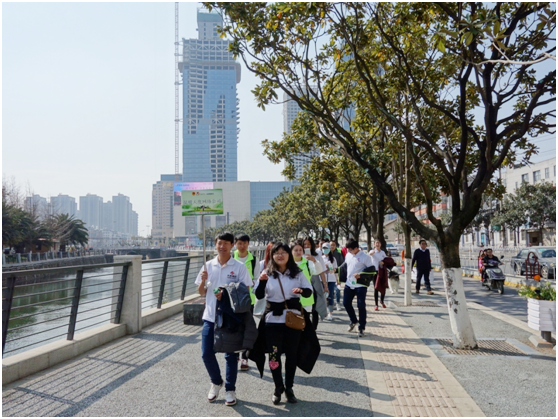 一路上，志愿者把“学雷锋践行动 树新风做好事 做志愿者”的精神传扬到大街小巷，把雷锋为人民服务的志愿精神带到城市的每个角落。